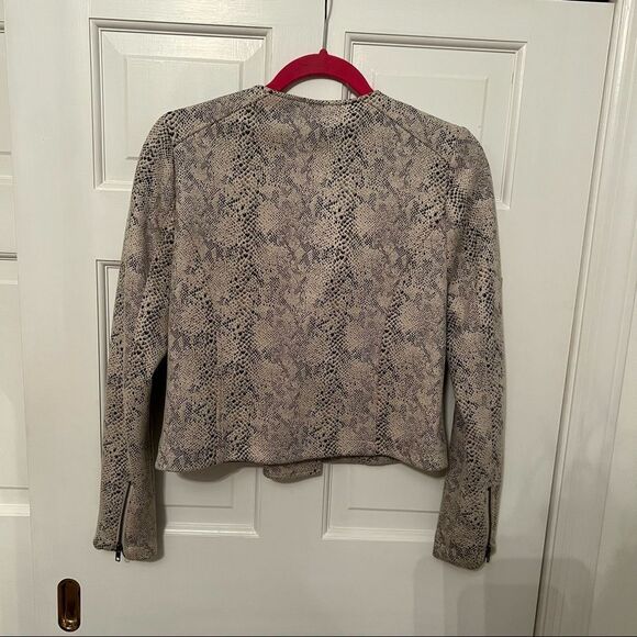 Cupcakes and Cashmere Isabelle Jacket - Picture 8 of 13